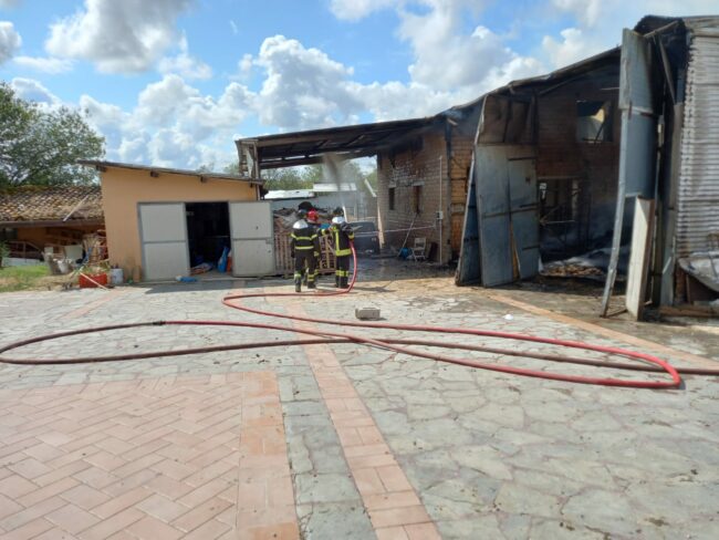 incendio-fienile-camporota-4-650x488