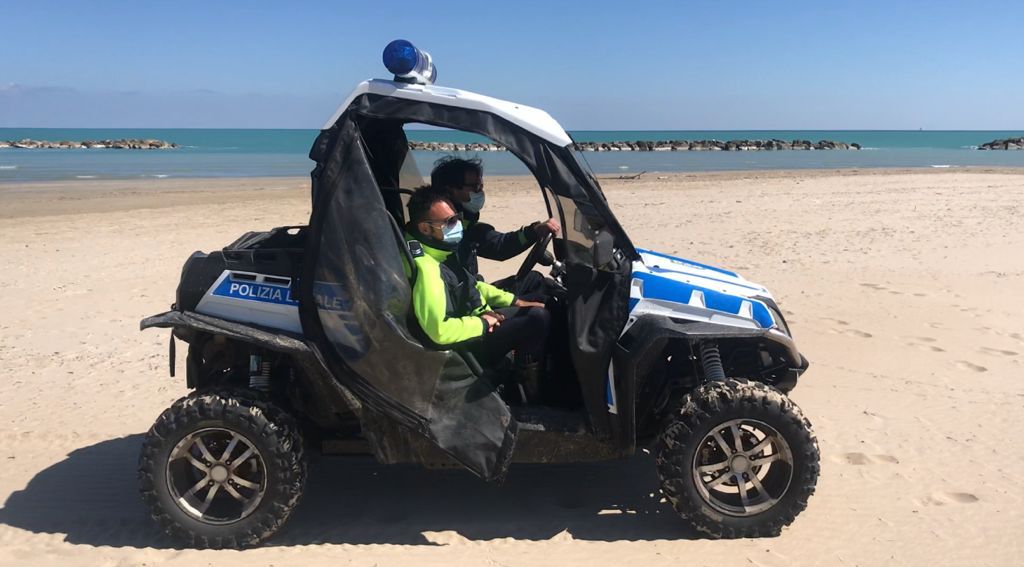Ladro inseguito e catturato in spiaggia Sosta selvaggia, 50 multe al giorno - Vimarsana News