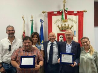 La-consegna-delle-targhe-ai-dirigenti-scolastici-Rosati-e-Cavallaro