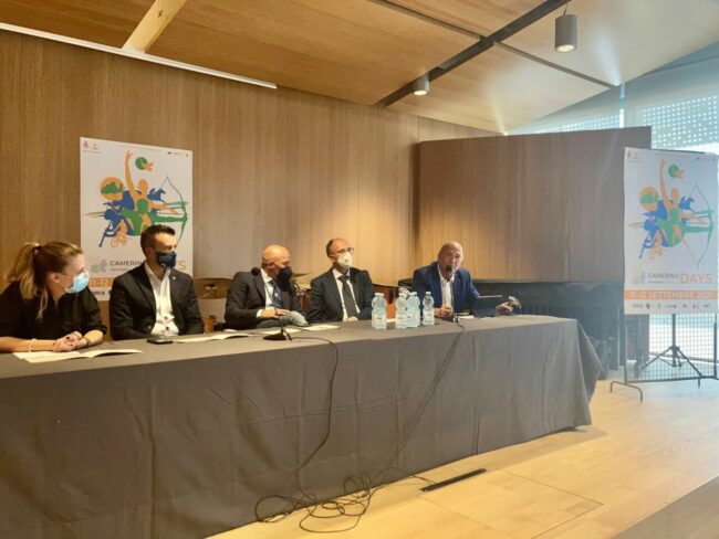 Lassessore-Giovanna-Sartori-il-prof-Unicam-Gianni-Sagratini-il-Sindaco-Sandro-Sborgia-il-Rettore-Unicam-Claudio-Pettinari-Angelo-Serri-dir-Tipicita