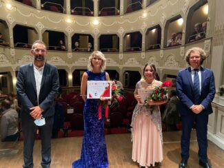 Le-vincitrici-insieme-al-sindaco-Reano-Malaisi-e-al-direttore-artistico-Alfredo-Sorichetti