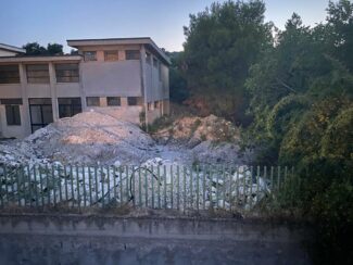 Terre-da-scavo-ed-altri-materiali-di-scarto-nella-ex-scuola-in-P.za-Douhet