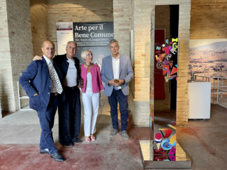 da-sinistra-Domenico-Guzzini-Lorenzo-Marini-Rita-Soccio-Antonio-Bravi-con-la-scultura-di-Marini-donata-alla-Demapea-nella-mostra-Arte-per-il-Bene-Comune-