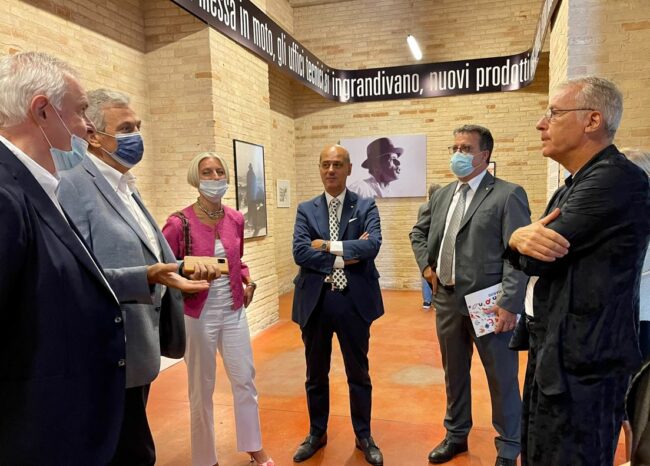 da-sinistra-Fabio-corvatta-Antonio-Bravi-Rita-Soccio-Domenico-Guzzini-Gianni-Niccolo-Lorenzo-Marini-nella-mostra-Arte-per-il-Bene-Comune