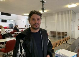 Raffica di messaggi alla moglie  e la segue a lavoro:  al ritorno dalla vacanza c’è la denuncia