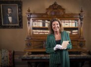Olimpia Leopardi con il manoscritto "Sopra il monumento di Dante"