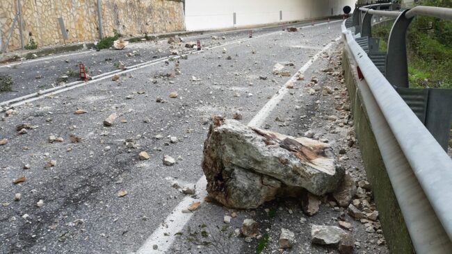 massi-sulla-strada-pioraco