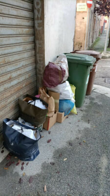 abbandoni-rifiuti-via-flaminia-tolentino1-225x400