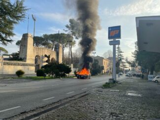 auto-a-fuoco-tolentino2-325x244
