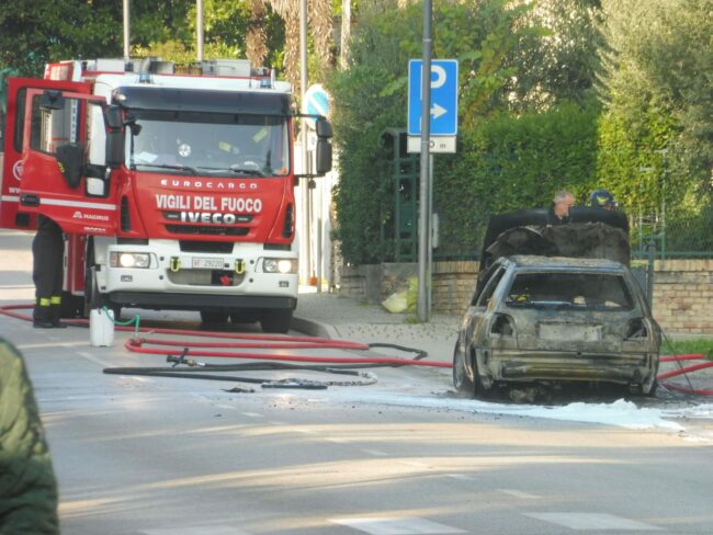 auto-a-fuoco-tolentino7-650x488