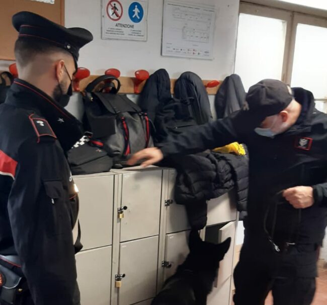 controlli-scuole-carabinieri-e1636718723347-650x606