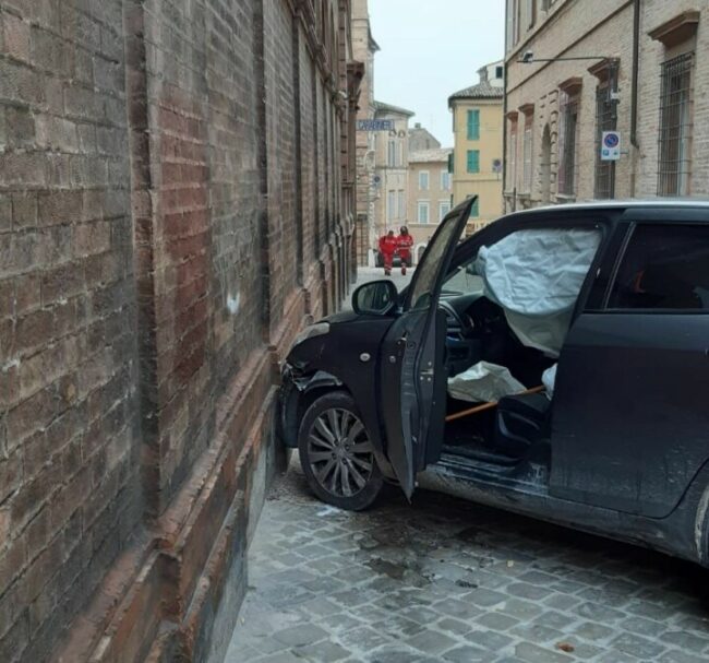 incidente-caserma-carabinieri3-e1636709459413-650x607