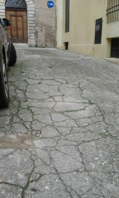 via-Francesco-Moroncini-recanati-3-390x650
