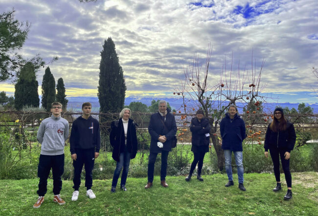 Ass-Soccio-Sindaco-Bravi-Prof-Carboni-Prof-Bonifazi-con-alcuni-studenti-sull-Orto-del-Colle-dellInfinito-sede-dellIstituto-1-650x441