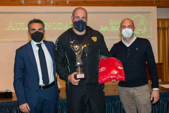 Gaetano-Ripani-e-Fabio-Romagnoli-premiano-Giovanni-Faloci