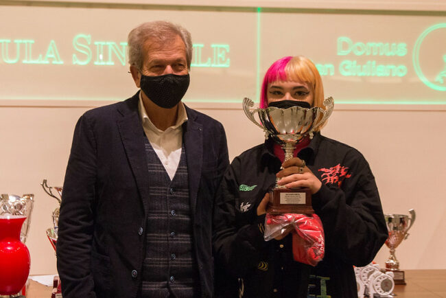 Giovanni-Torresi-premia-Greta-Ricciardi