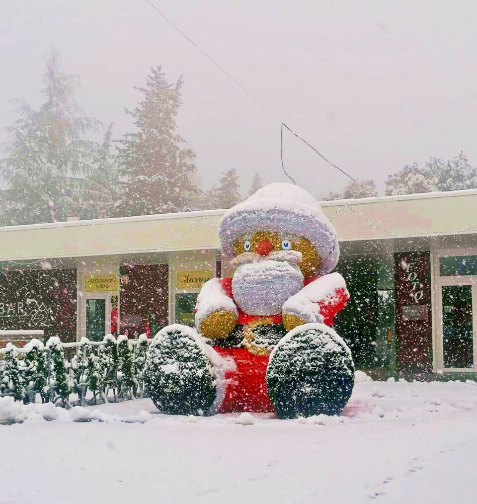 Il-gigantesco-Babbo-Natale-in-piazza-Dario-Conti-sotto-la-neve-e1639236652704