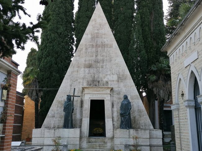 Il-mausoleo-di-Beniamino-Gigli-a-Recanati