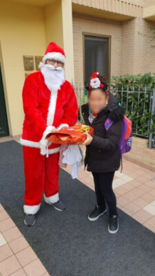 LUBE_Babbo-Natale-porta-i-regali-ai-figli-dei-dipendenti-5-225x400
