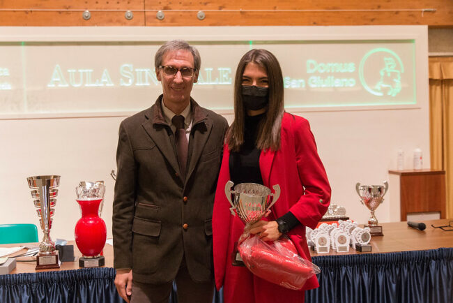 Maurizio-Iesari-premia-Margherita-Forconi