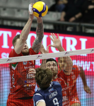 Zaytsev-al-muro-e1644779390864-325x366