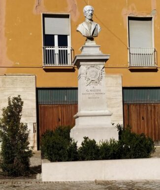 busto-piazza-mazzini-4-325x385