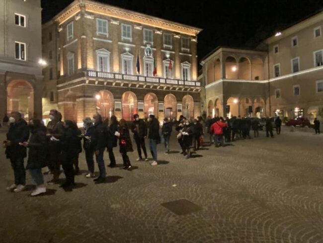 fila-teatro-rossi-piazza-febbraio-2021-650x488