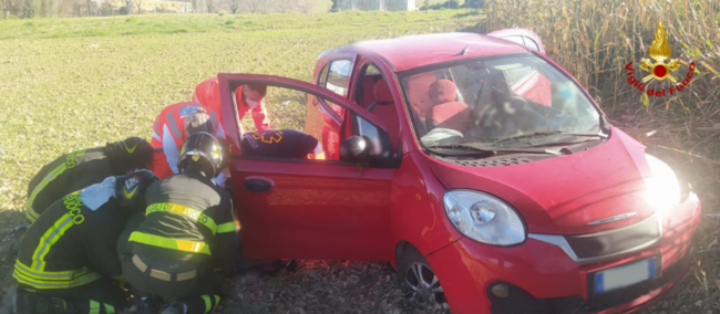 incidente-recanati-auto-fuori-strada