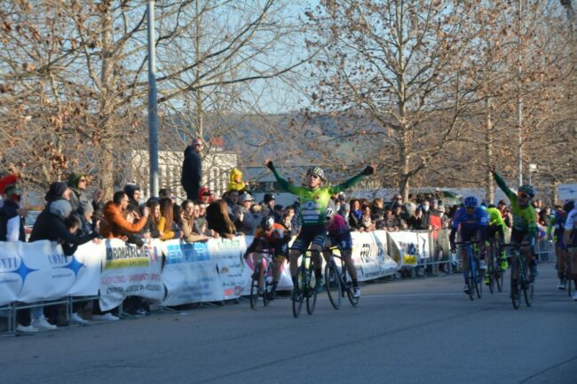 Ciclismo-Civitanova-larrivo-vincente-di-Pongiluppi