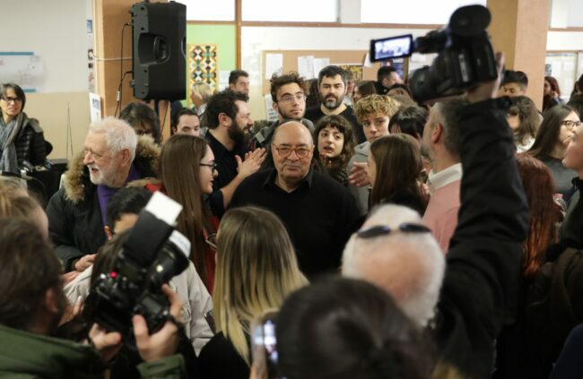 Dante-Ferretti-in-mezzo-studenti