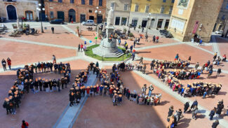 Flash-mob-in-piazza-Giacmo-leopardi-21-marzo-alunni-Istituto-Badaloni--325x183