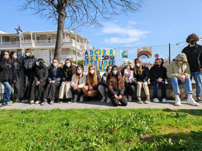 Liceo-Stella-Maris-No-war-please-13-650x486