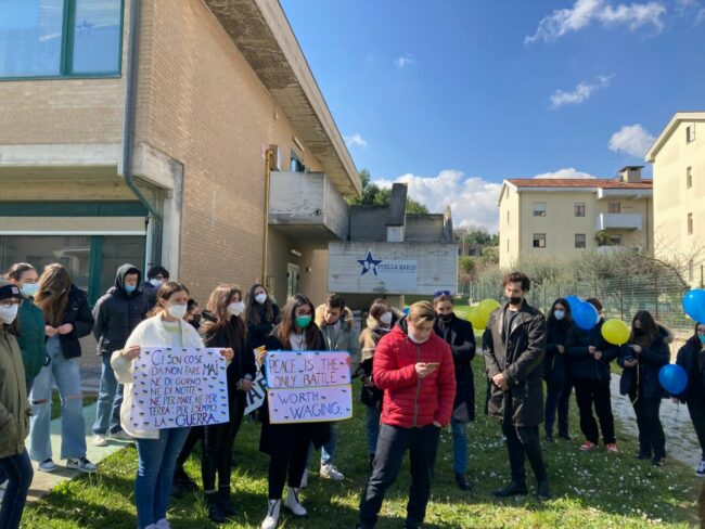 Liceo-Stella-Maris-No-war-please-18-650x488