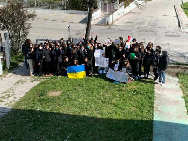 Liceo-Stella-Maris-No-war-please-9-650x488