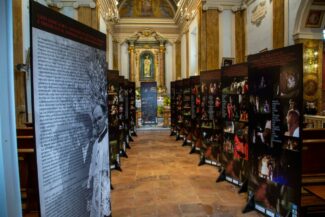 Lingresso-della-chiesa-della-Bura-con-lesposizione-della-mostra-inaugurata