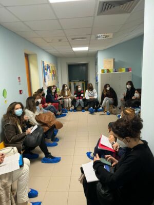 Riunione-tavolo-0_6-anni-300x400