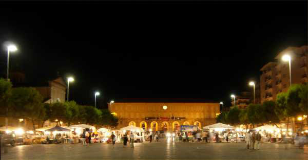 civitanova-piazza-xx-settembre-di-notte-mercato-in-agosto