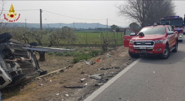 incidente-treia-auto-ribaltata