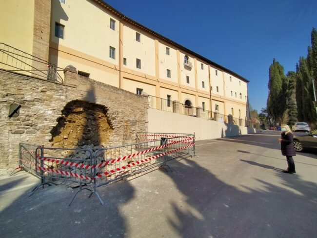 muro-santuario-madonna-dei-lumi-2-650x488