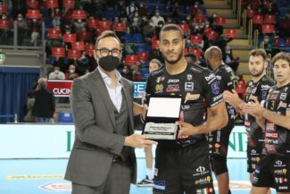 Claudio-Stecconi-di-Intesa-Sanpaolo-premia-Lucarelli-mvp-regular-season-per-i-tifosi