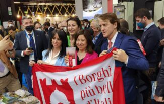 La-consigliera-Comunale-Sabrina-Virgili-alla-Bit-col-testimonial-delle-Marche-il-ct-della-nazionale-Roberto-Mancini-e1649841395301-325x206