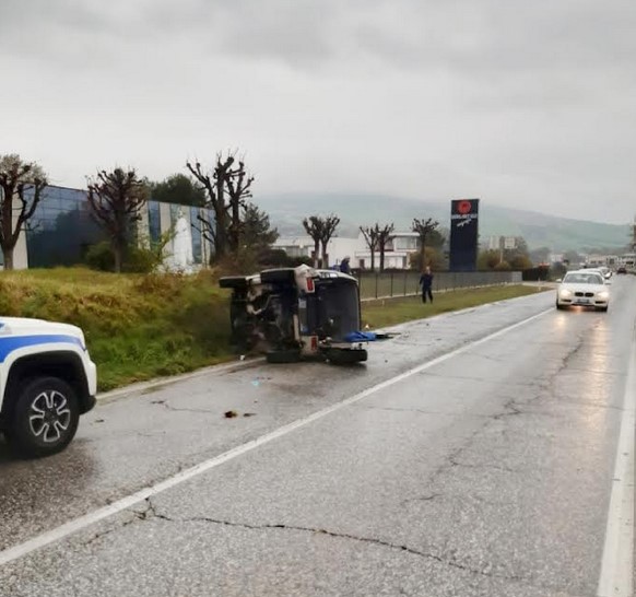 auto-ribaltata-san-severino