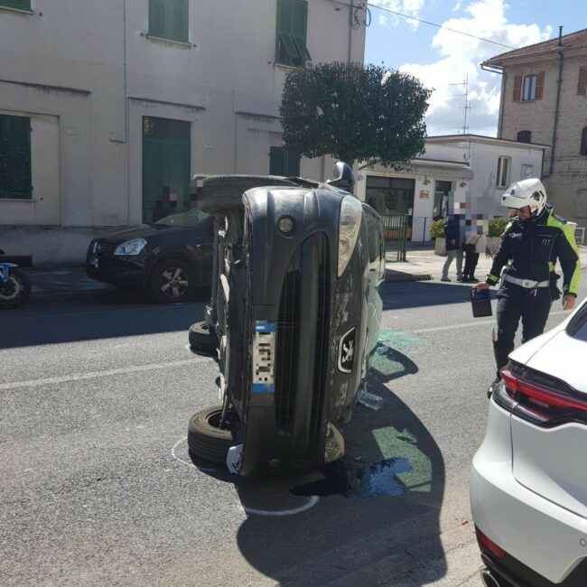 auto-ribaltata-sforzacosta1-650x650