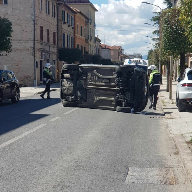 auto-ribaltata-sforzacosta3-650x650