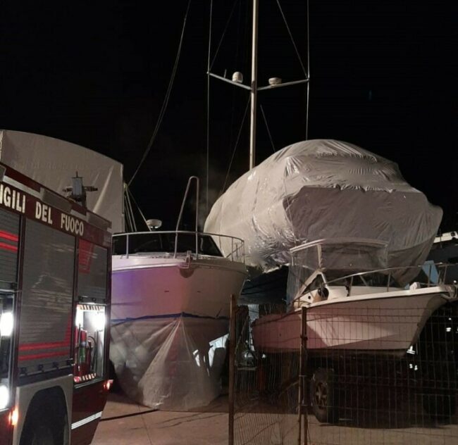 barca-a-fuoco-porto-civitanova-1-e1651227231631-650x632