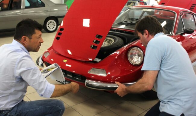 I-commissari-al-lavoro-su-una-Ferrari-Dino