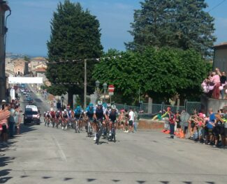 Larrivo-dei-ciclisti-a-Montefano