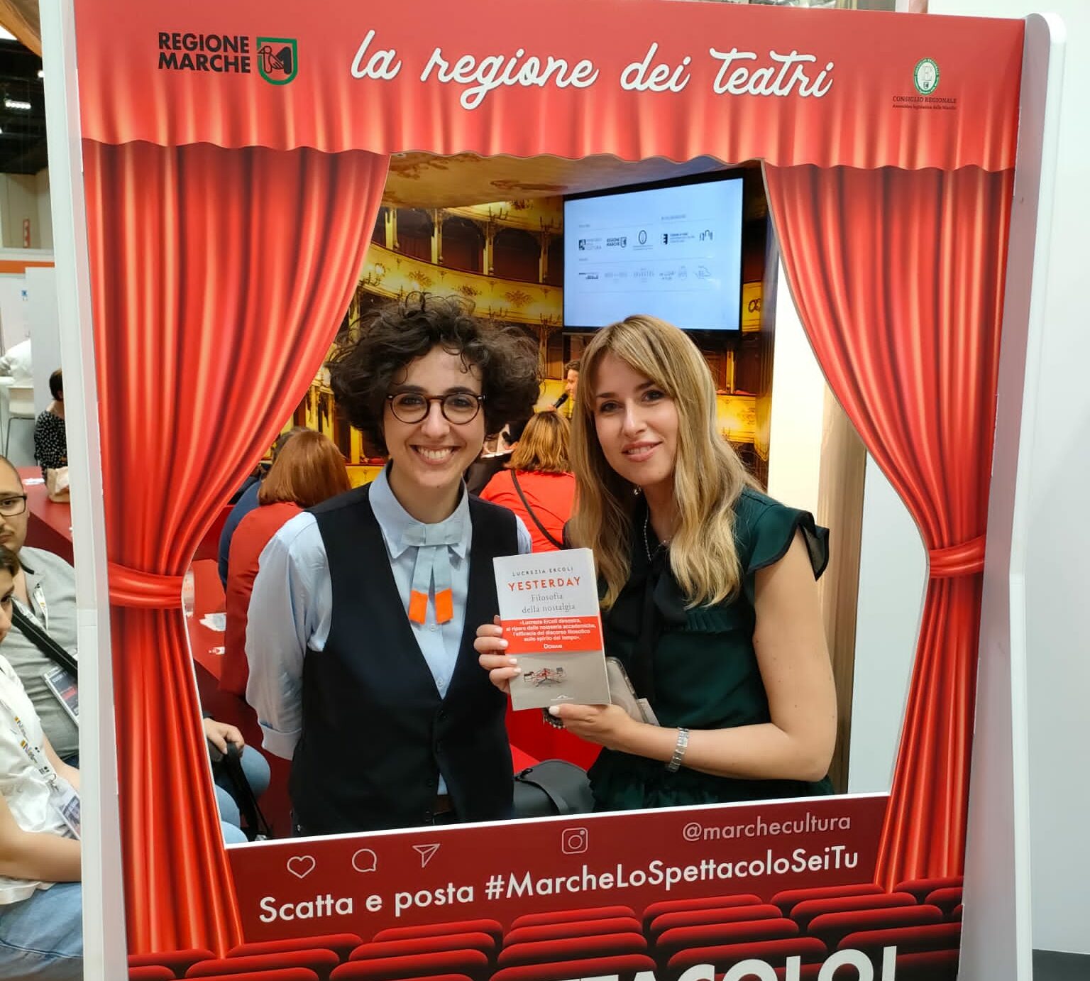 POPSOPHIA-AL-SALONE-DEL-LIBRO-2-nella-foto-la-direttrice-artistica-Lucrezia-Ercoli-con-lassessore-regionale-alla-cultura-Giorgia-Latini-e1653207938918