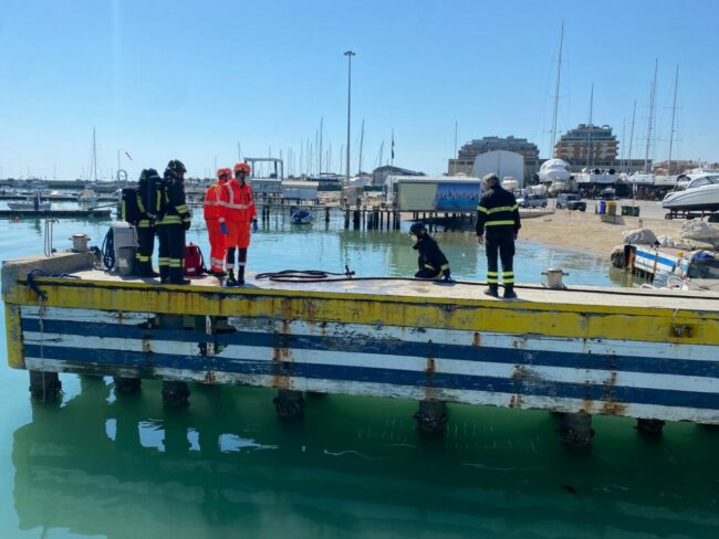 esercitazione-porto-civitanova-incendio-3-650x488