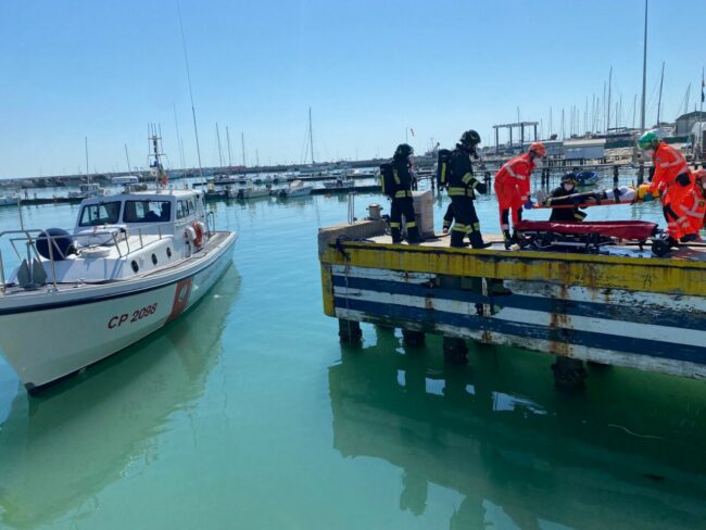 esercitazione-porto-civitanova-incendio-4-650x488